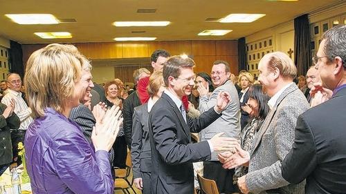 Glückwünsche für den Wahlsieger: Die CSU feiert Sebastian Remelé im Pfarrzentrum Christkönig. Links: Die Europaabgeordnete Anja Weisgerber und MdB Michael Glos. Glückwünsche für den Wahlsieger: Die CSU feiert Sebastian Remelé im Pfarrzentrum Christkönig. Links: Die Europaabgeordnete Anja Weisgerber und MdB Michael Glos.