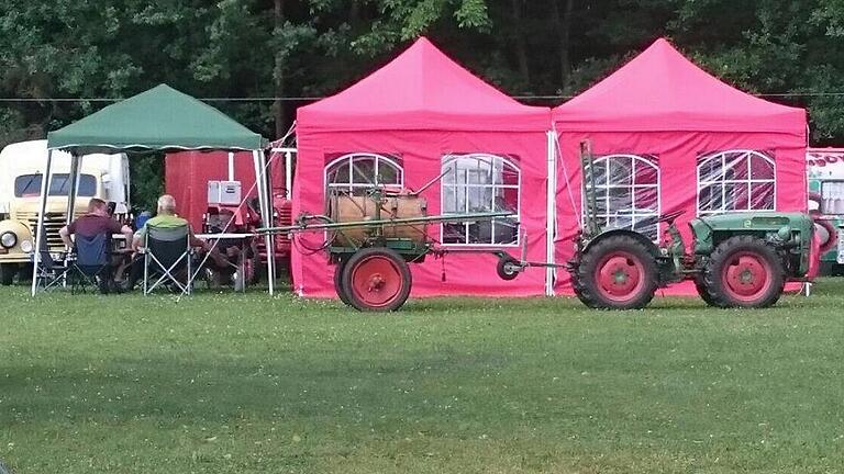 Ein beliebtes Fotomotiv auf dem Campingplatz: Die Schlepperfreunde mit ihren historischen Traktoren, den bunten Wohnanhängern und den Campingzelten. Ein beliebtes Fotomotiv auf dem Campingplatz: Die Schlepperfreunde mit ihren historischen Traktoren, den bunten Wohnanhängern und den Campingzelten.