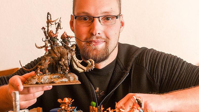 Maximilian Markert aus Giebelstadt steckt viel Zeit in sein Hobby „Tabletop”. Etwa 2500 Figuren besitzt er zusammen mit seinem Bruder. Maximilian Markert aus Giebelstadt steckt viel Zeit in sein Hobby „Tabletop”. Etwa 2500 Figuren besitzt er zusammen mit seinem Bruder.