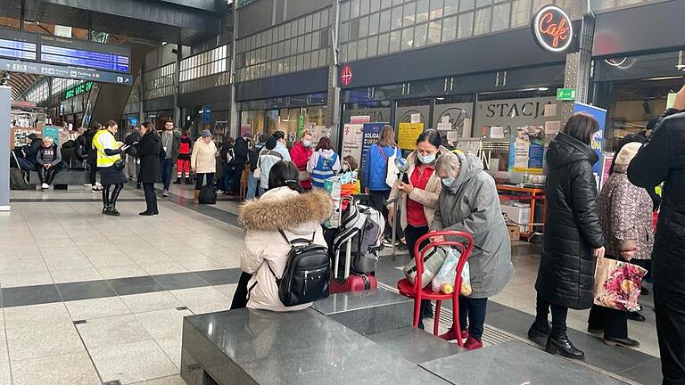 Am Hauptbahnhof in der polnischen Stadt Breslau kommen viele Flüchtlinge aus der Ukraine an