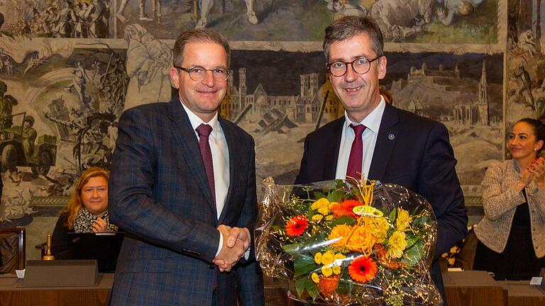 OB Christian Schuchardt (rechts) gratuliert dem im Amt bestätigten Baureferenten Benjamin Schneider zur Wiederwahl.