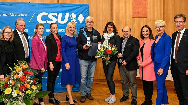 Sozialempfang des CSU-CSA mit erstmaliger Verleihung des Barbara-Stamm-Ehrenamtspreises (von links):&nbsp; Christine Bötsch, Paul Lehrieder, Judith Roth-Jörg, Pauline Steinmann, Festrednerin Ministerin Ulrike Scharf, die Preisträger Hans-Berthold Wiegand, Ute Kremen und Udo Feldinger von der Kindertafel Würzburg, Hülya Düber, Andrea Behr, OB Christian Schuchardt.