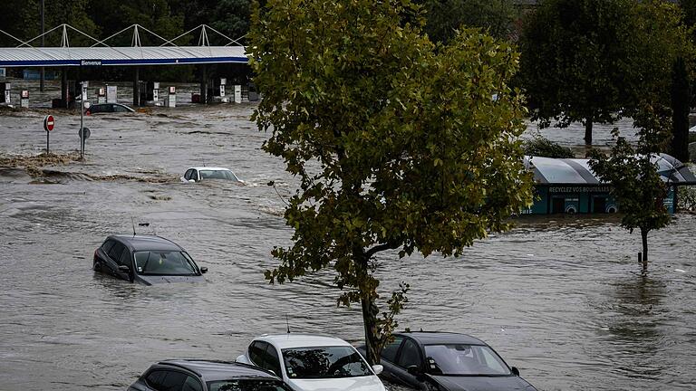 Überschwemmungen in Frankreich       -  Massive Regenfälle sorgen in Teilen Frankreichs für Überschwemmungen.