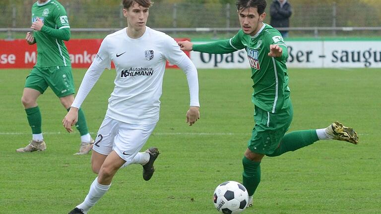 Cornelius Hock (vorne links auf einem Archivbild mit Ferat Nitai vom VfB Eichstätt) und sein TSV Karlburg müssen bei der Reserve des SSV Jahn Regensburg wohl auf Kunstrasen ran.