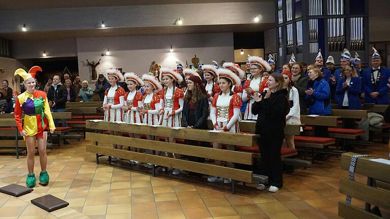 Beim Faschingsgottesdienst in Wargolshausen wude nicht nur die Geschichte vom Gaukler vorgetragen, sondern auch vor dem Altar von Marie Seufert tanzend dargestellt.