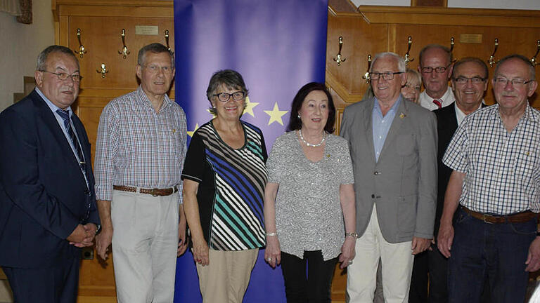 'Gold' verlieh Kreisverbandsvorsitzender Hans-Dieter Scherpf (l.) für 30-jährige Mitgliedschaft an (vordere Reihe, von links) Anton Köhler, Hanni Keidel, Ingeborg Löpsinger, Otmar Zimmer und Dieter Schubert. Foto: Winfried Ehling       -  'Gold' verlieh Kreisverbandsvorsitzender Hans-Dieter Scherpf (l.) für 30-jährige Mitgliedschaft an (vordere Reihe, von links) Anton Köhler, Hanni Keidel, Ingeborg Löpsinger, Otmar Zimmer und Dieter Schubert. Foto: Winfried Ehling