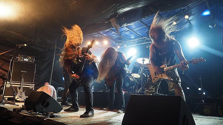 Headbangen gehört dazu &ndash; auf und vor der Bühne.