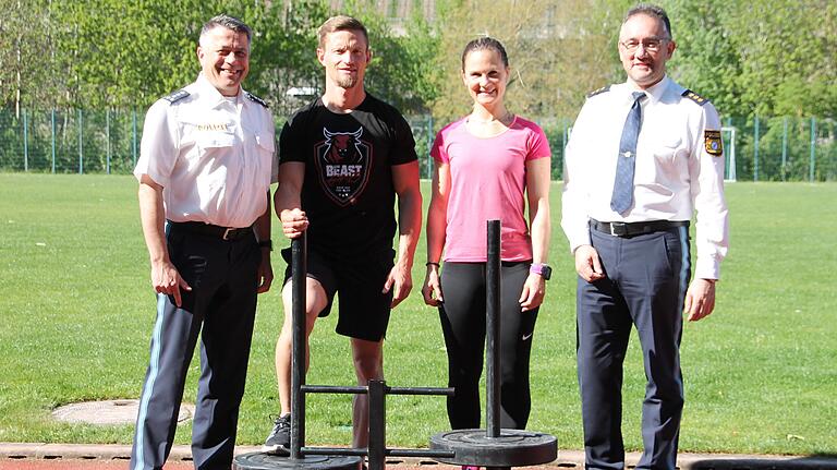 Der Leiter der Einsatzhundertschaft Jürgen Schneider, Weltmeister Lukas Storath, WM-Dritte Lisa Düngfelder und der Leiter der III. Bereitschaftspolizeiabteilung, Thomas Bauer. Der Leiter der Einsatzhundertschaft Jürgen Schneider, Weltmeister Lukas Storath, WM-Dritte Lisa Düngfelder und der Leiter der III. Bereitschaftspolizeiabteilung, Thomas Bauer.