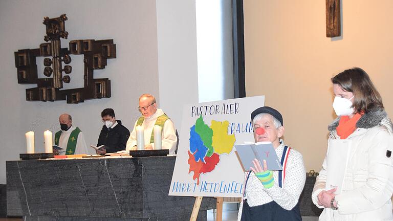 Clownine Hanni mit Sandra Laudenbacher (vorne), im Hintergrund&nbsp; Domkapitular Thomas Keßler am Altar.