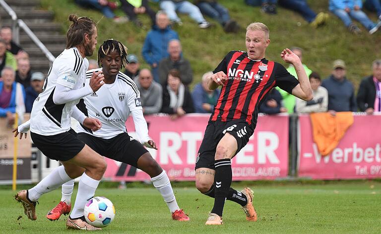 Steffen Behr (rechts, hier gegen Kristian Böhnlein und Hans Anapak) traf beim 5:0-Sieg über den FC 05 Schweinfurt zum 3:0 für den TSV Aubstadt.