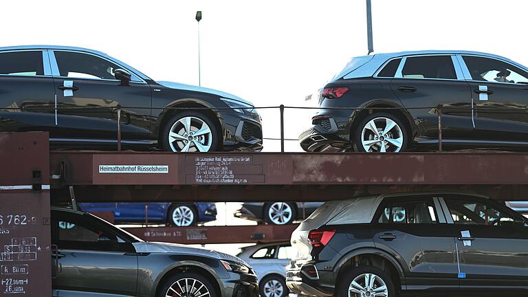 Auto-Verladung in Emden       -  Die Nachfrage nach Elektroautos kommt nicht in Schwung. (Archivbild)