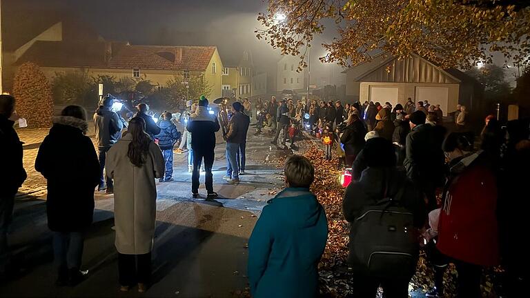 Nach 20 Jahren fand kürzlich in Dürrnhof unter großer Beteiligung der Bevölkerung wieder ein Martinszug statt. Ein gemeinsames Anpacken unter der Regie der Kirchenstiftung Dürrnhof mit musikalischer Begleitung der &quot;Kids of Music&quot; und den Mitgliedern des Stammtisches WB, und natürlich der FFW Dürrnhof, ermöglichte diese gelungene Veranstaltung, die unter dem Motto &quot;Teilen wie St. Martin&quot; stand. Der gesamte Erlös, einschließlich der Spenden der Kirchenstiftung, des Stammtisches und der Feuerwehr in Höhe von 500 Euro wurde einer Familie bzw. den Geschwistern Naja (13) und Louis (19), aus Kleineibstadt zur Erhaltung ihres Zuhauses gespendet.