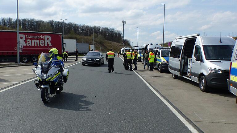 Großkontrolle auf der Autobahn: Ein Polizeimotorrad lotst ein Auto zum Kontrollort.