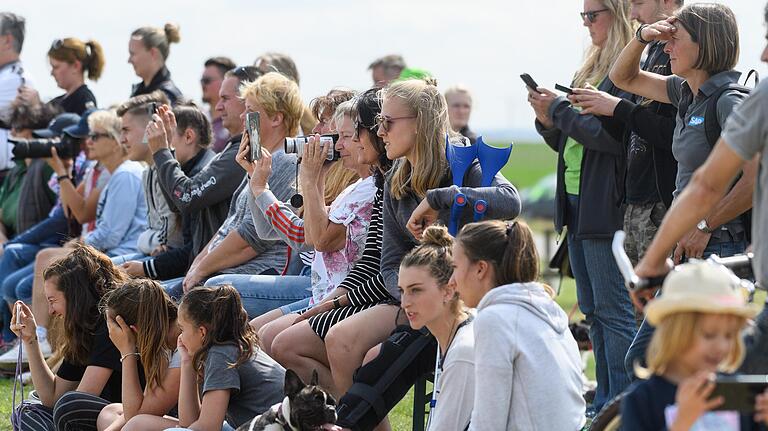 Riesiger Zuschauerzuspruch: Über 5000 Menschen waren zum Vielseitigkeitsturnier nach Hambach gekommen. Riesiger Zuschauerzuspruch: Über 5000 Menschen waren zum Vielseitigkeitsturnier nach Hambach gekommen.