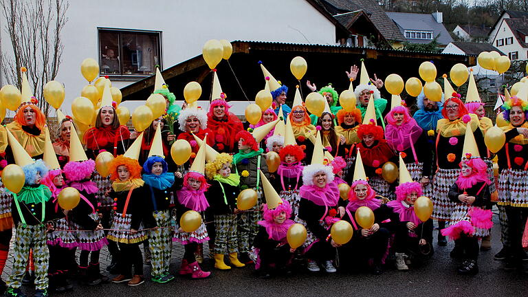 Der 56. Faschingszug rundete am Faschingsdienstag die fünfte Jahreszeit in Eltmann ab. Dabei sah man zahlreiche Fußgruppen, die mit dem Märchenthema und dem Motto „Mit Türmli auf großer Wanderschaft“ durch die Altstadt zogen. Petrus meinte es dabei gut mit den Narren und dem Wetter und hielt darüber seinen Schirm. Auf dem Marktplatz und in der Feuerwehrhalle konnte somit das „geile Ende“ gefeiert werden.