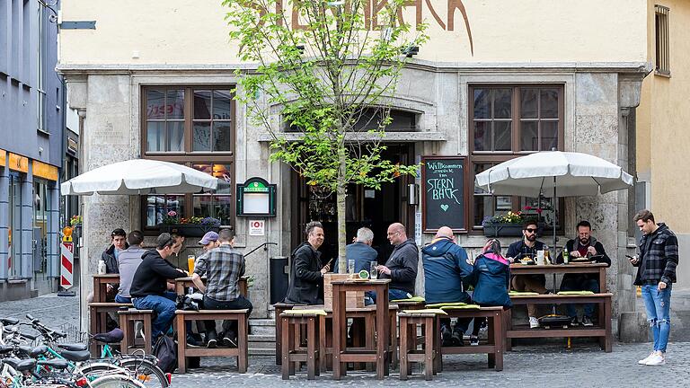 Inzidenz unter 35: Ab Freitag gelten erleichterte Regeln für private Treffen und die Außengastronomie.