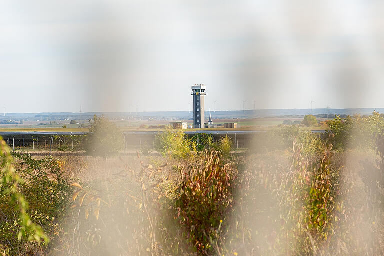 Blick auf den Tower des Flugplatzes in Giebelstadt Blick auf den Tower des Flugplatzes in Giebelstadt