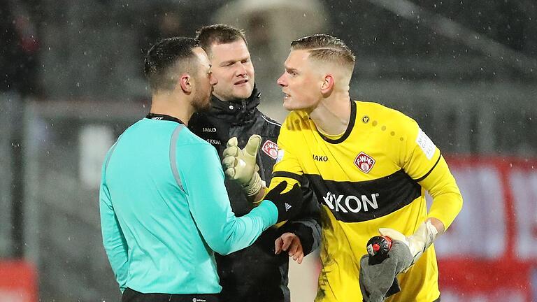 Ärger über den Elfmeterpfiff: Auch nach Schlusspfiff der Partie gegen Türkgücü München (1:1) diskutierte Eric Verstappen noch mit Schiedsrichter-Assistent Patrick Höfer und Kickers-Torwarttrainer Daniel Bernhardt.