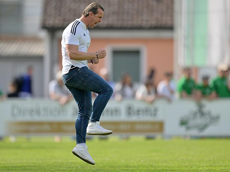 Grenzenloser Jubel beim Schlusspfiff: Trainer Marc Reitmaier feiert den 2:1-Sieg des FC 05 Schweinfurt.