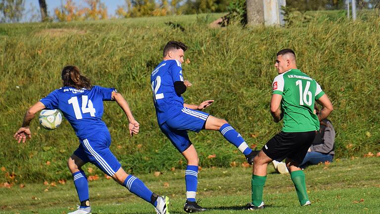 SG Waldfenster       -  In dieser Spielsituation zwischen der SG Waldfenster/Lauter (in Blau) und der SG Frankenbrunn/Obererthal/Thulba II scheint nur Marcel Metz (links) den Überblick zu behalten.