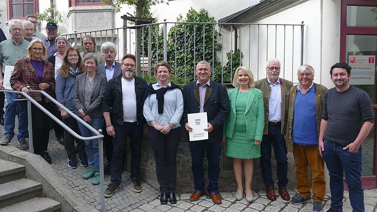 Die helfenden Hände der drei prämierten Gruppen mit Landrätin Tamara Bischof und Umweltreferent Klaus Sanzenbacher.