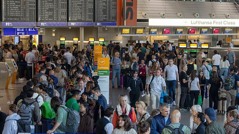 Klimaaktivisten legen Flugverkehr in Frankfurt lahm       -  Die Fluggäste am Frankfurter Airport sind am Morgem stark verunsichert.