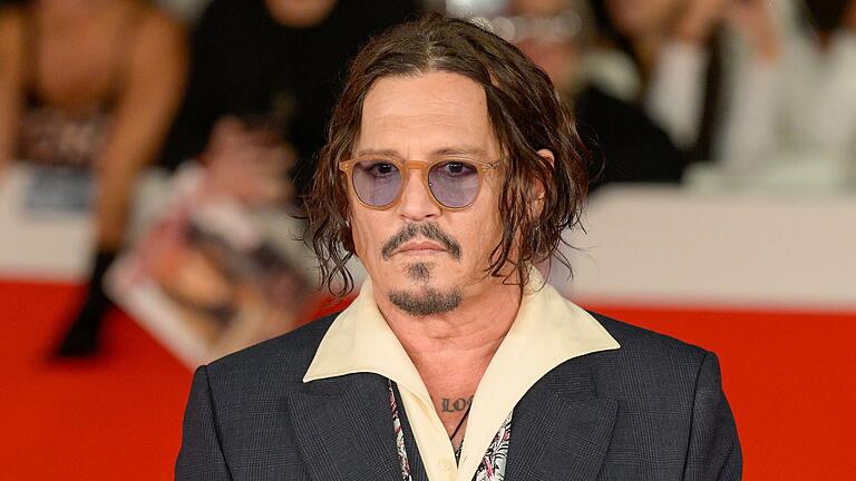 Johnny Depp       -  Mit diesem Look kennt man Johnny Depp. Auf einem Foto auf Instagram sieht er etwas anders aus. (Archivbild)
