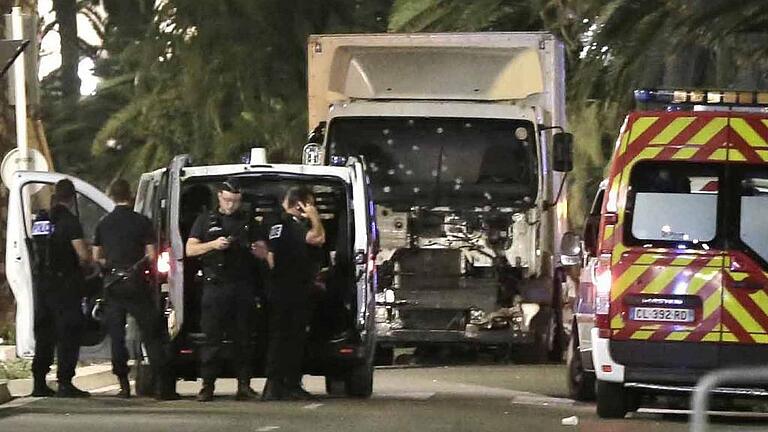 Jahresrückblick 2016 - Die Bilder des Jahres       -  Mit diesem Lastwagen fuhr der Attentäter in die Menschenmenge, die an der Promenade in Nizza feierte.