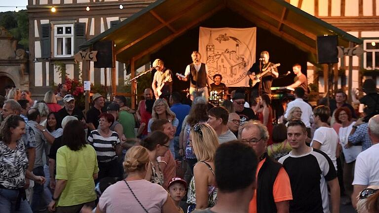 Wetter und Musik passten, die Brotzeiten waren deftig und das selbst gebraute Bier süffig: So zog das Braufest des Fördervereins Brauhaus Unfinden wieder viele Gäste in seinen Bann.