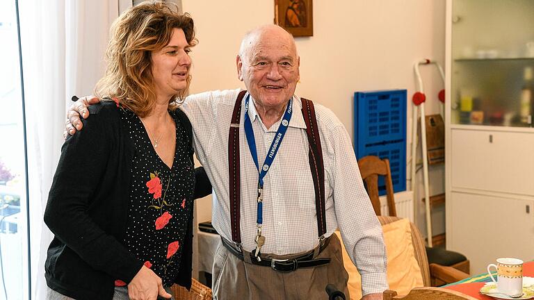Anderen etwas Gutes tun, gerade an Weihnachten, 'das gibt mir selbst ein gutes Gefühl', sagt Birgit Werner. Einmal in der Woche kümmert sie sich um alleinstehende Senioren wie Karl Grün. Anderen etwas Gutes tun, gerade an Weihnachten, 'das gibt mir selbst ein gutes Gefühl', sagt Birgit Werner. Einmal in der Woche kümmert sie sich um alleinstehende Senioren wie Karl Grün.