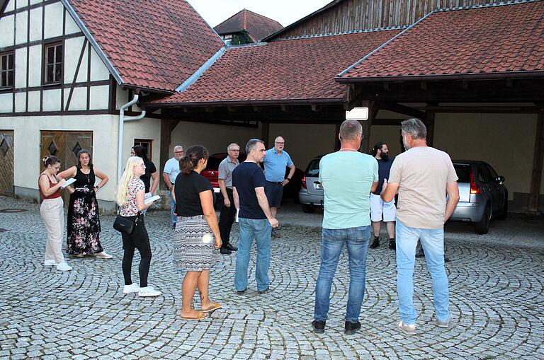 Mehrere überdachte Abstellmöglichkeiten in der Schleichgasse könnten künftig langfristig vermietet werden. Nachfrage wäre laut Bürgermeister Michael Schnupp (Mitte) da.