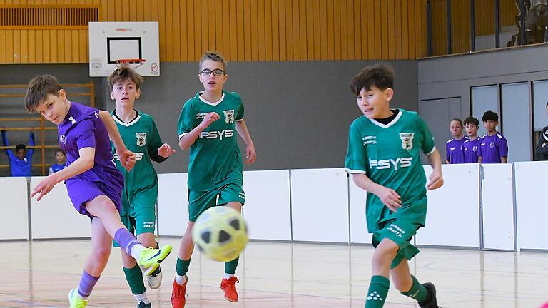 Master-Cup in Hammelburg: Spektakuläre Premiere       -  Szene aus dem Spiel des FC Eintracht Bamberg (in violett) gegen den TSV Großbardorf.