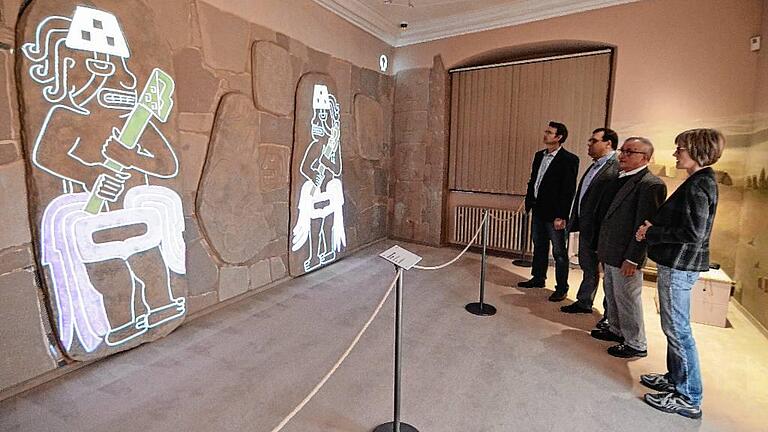 Über die neue Präsentationstechnik im Peru-Raum freuen sich (von links) Benedikt Feser, Museumsleiter Markus Mergenthaler, Museumsführer Ludwig Weiskopf und Museumsmitarbeiterin Marianne Greif.