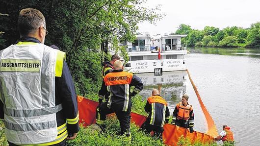 Insgesamt 74 Feuerwehrleute arbeiteten an der Schleuse Ottendorf an der Beseitigung des Ölfilms. Insgesamt 74 Feuerwehrleute arbeiteten an der Schleuse Ottendorf an der Beseitigung des Ölfilms.