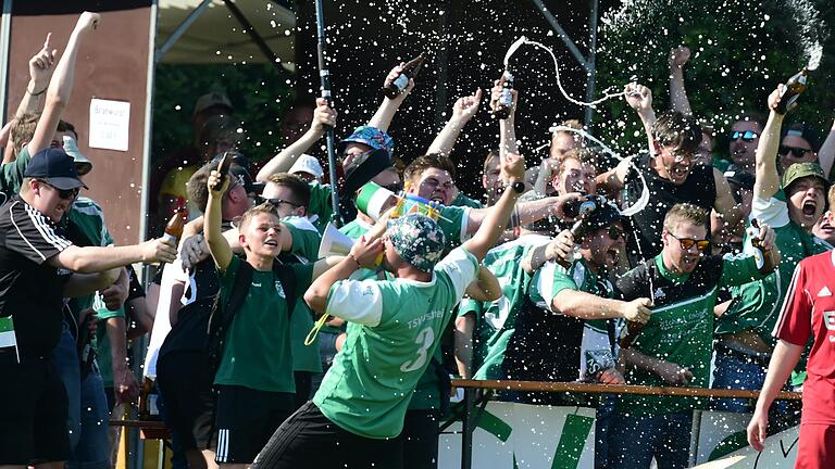 Emotionen pur: Darauf freuen sich die Spieler und Fußballfans (Archivfoto), wenn es nach dem Ende der Saison mit den Relegationsspielen in die 'Verlängerung' geht.