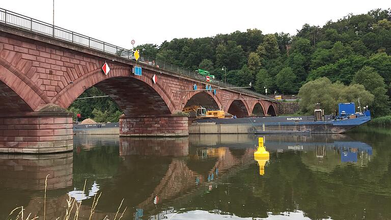 Die Alte Mainbrücke in Marktheidenfeld wird vom 7. bis 16. Juli 2020 restauriert. Die Holzfundamente zweier Brückenpfeiler liegen frei und werden wieder mit Beton und Steinen bedeckt.