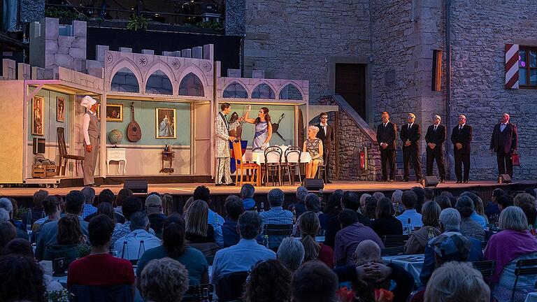 Großer Andrang herrschte bei der Uraufführung der musikalischen Komödie 'Das Spukschloss im Spessart' zur Eröffnung der 40. Frankenfestspiele in Röttingen.