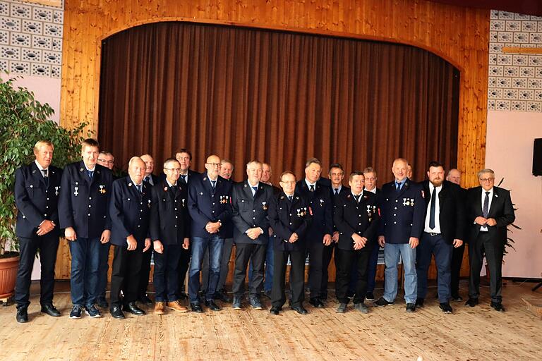 Diese Wehrmänner sind seit 40 Jahren aktiv im Feuerwehrdienst, hier mit Landrat Helmut Weiß (ganz rechts) und Bürgermeister Florian Hirsch (Dritter von rechts).