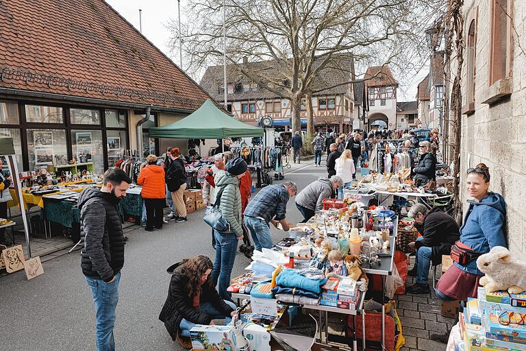 Das Wetter spielte mit: Am Flohmarkt herrschte großes Interesse.