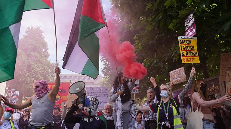 Nach Bluttat in Southport - Leeds       -  In Leeds gingen auch Gegendemonstranten auf die Straße.