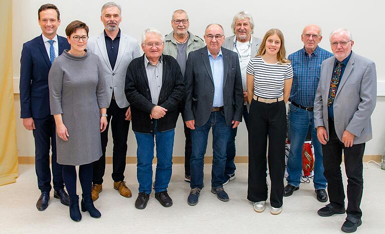 Landrat Florian Töpper (von links), zweite Bürgermeisterin Andrea Reppert, erster Bürgermeister Thomas Heinrichs mit den Geehrten Adolf Friedrich, Herbert Sassmann, Walter Lösch, Alfons Vollmuth, Fanny Sahlmüller, Bernd Christau und Georg Grembler, deren ehrenamtliches Engagement gewürdigt wurde.