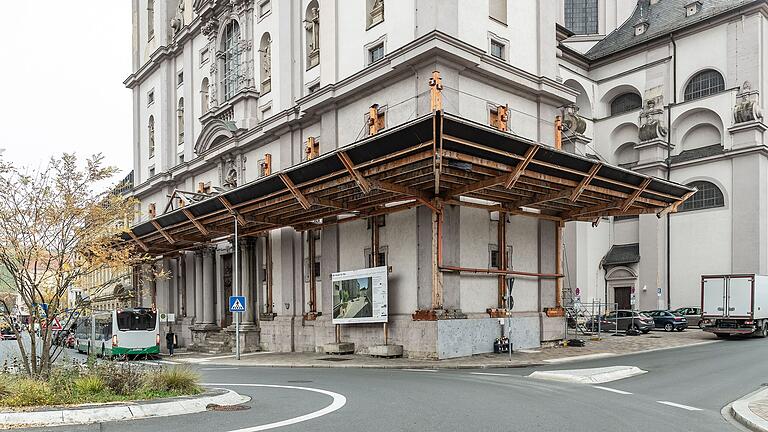 Seit 2021 versperrt ein Holzgerüst den Blick auf St. Johannes in Stift Haug. Wann die Sanierung beginnen soll, ist aktuell nicht absehbar. Seit 2021 versperrt ein Holzgerüst den Blick auf St. Johannes in Stift Haug. Wann die Sanierung beginnen soll, ist aktuell nicht absehbar.