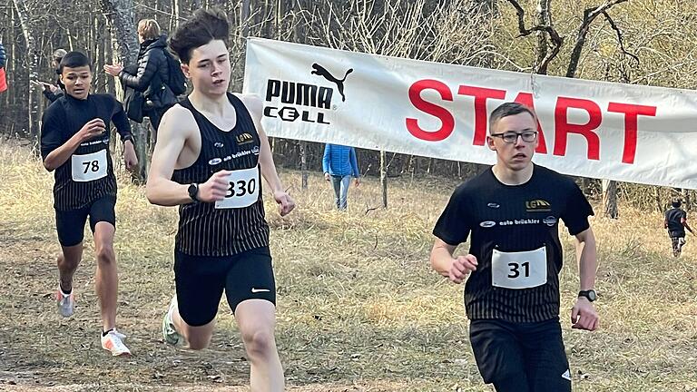 Sprint-Cross-Sieger Fabian Ehehalt (vorne links) und sein Kontrahent Kilian Fünkner.