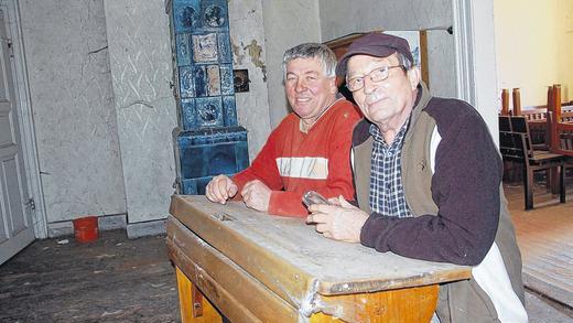 Voller Erinnerungen: Günter Denninger (links)  und Helmut Treuter drücken in der Alten Schule noch mal die Schulbank.