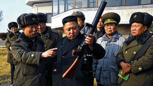 Die Waffe in der Hand: Nordkoreas Diktator Kim Jong Un bei einem Truppenbesuch. Das undatierte Foto wurde von Nordkorea verbreitet.