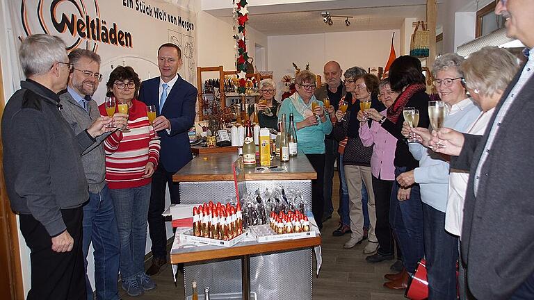 Warum verschenkt der Jubilar etwas am eigenen Geburtstag?       -  Ein Grund zum Anstoßen war das Jubiläum 25 Jahre Weltladen Eltmann. Unser Bild zeigt (von links) Stadtpfarrer Bernhard Öchsner, Kolpingfamilien-Vorsitzenden Klaus Förtsch, Ladenleiterin Elisabeth Müller-Förtsch, Bürgermeister Michael Ziegler und das Team des Weltladens.