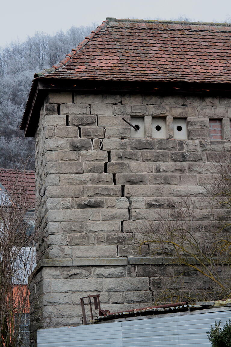 In Richtung Westen sieht man an dem Gebäude die Setzung und den Riss in der Außenwand.