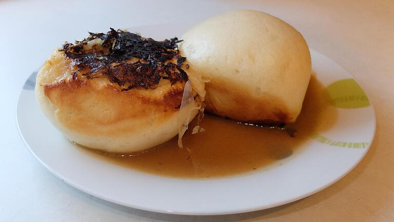 Krautsklöß mit Zwiebelsoße findet Redakteur Björn Hein einfach lecker. Dieses Essen erinnert ihn immer an seine Oma und ihren alten Topf.