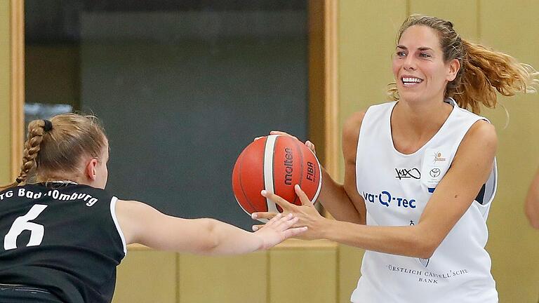 Raphaela Jochimczyk (rechts) wird vorerst nicht mehr für die TG Qool Sharks Würzburg in der Zweiten Bundesliga Süd spielen. Ihre Mannschaftskolleginnen treten an diesem Samstag zu ihrem ersten Heimspiel in diesem Jahr gegen den ASC&nbsp;Theresianum Mainz an.