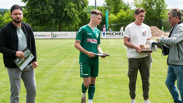 TSV-Manager Gerhard Schüler (von rechts) verabschiedete Nico Kummer, Julius Landeck und Benjamin Kaufmann.